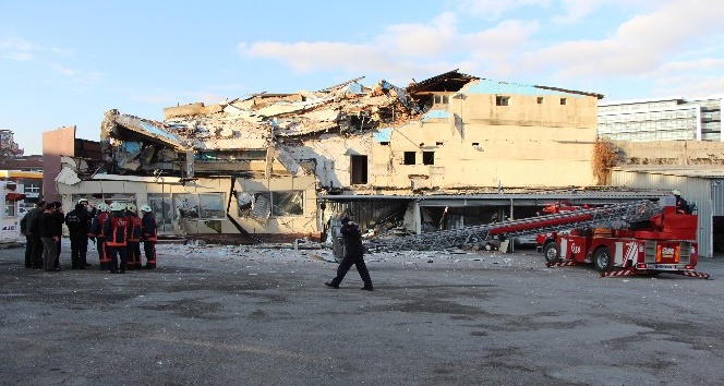 Beyoğlu’nda 3 katlı boş bina çöktü