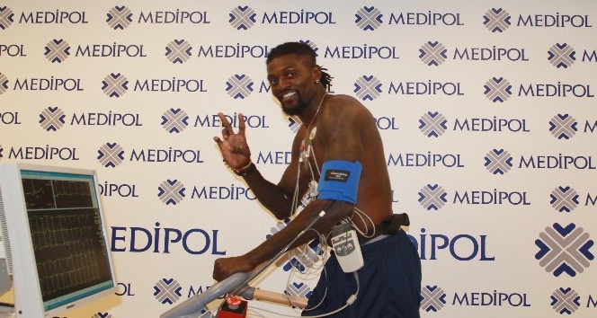 Medipol Başakşehir Futbol Kulübü’nün yeni transferi Emmanuel Adebayor sağlık kontrolünden geçti