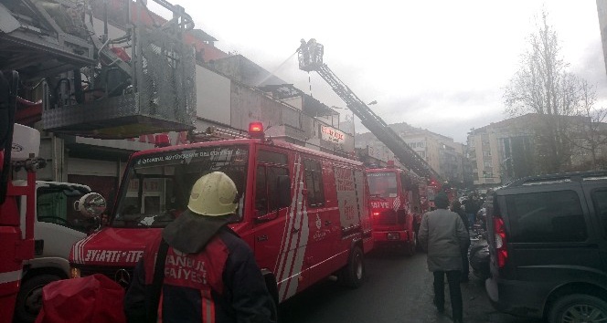 Zeytinburnu’nda bir iş yerinin çatı katında yangın çıktı