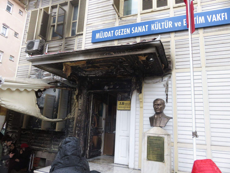 Kadıköy’de Müjdat Gezen Sanat Merkezi’ne çirkin saldırı