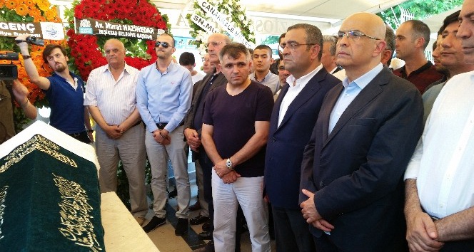 Tutuklu Enis Berberoğlu kayınpederinin cenazesine katıldı
