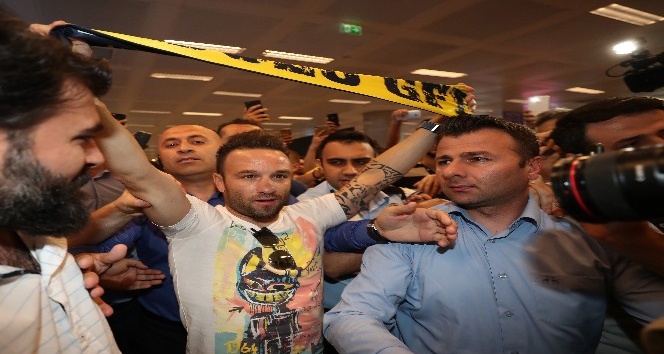 Fenerbahçe’nin anlaştığı Fransız oyuncu Mathieu Valbuena, İstanbul’a geldi