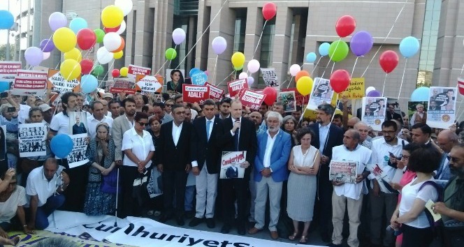 Cumhuriyet Gazetesi çalışanlarının davasında destek eylemi