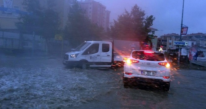 İstanbul’da şiddetli yağmur doluyla birlikte geldi