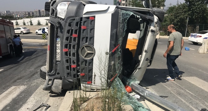 İstanbul’da yine beton mikseri devrildi, sürücü yaralı