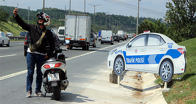 TEM’de yol kenarına dikkat çekici trafik polisi aracı maketi