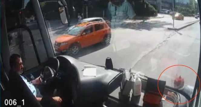 İstanbul’da yolun karşısına geçerken otobüsün altına kaldı