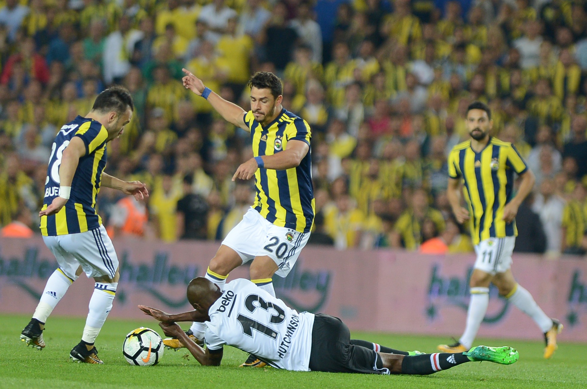 Fenerbahçe Beşiktaş derbisinde gülen taraf sarı kanarya oldu