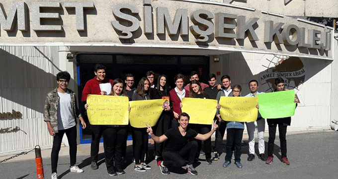 Ahmet Şimşekli öğrenciler pankartlarla sokak hayvanlarına dikkat çektiler
