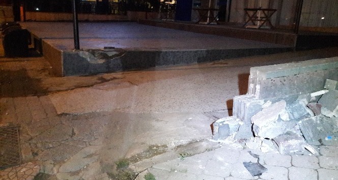 Bağdat Caddesi’nde lüks bir araç kaldırıma çıktı: 4 yaralı