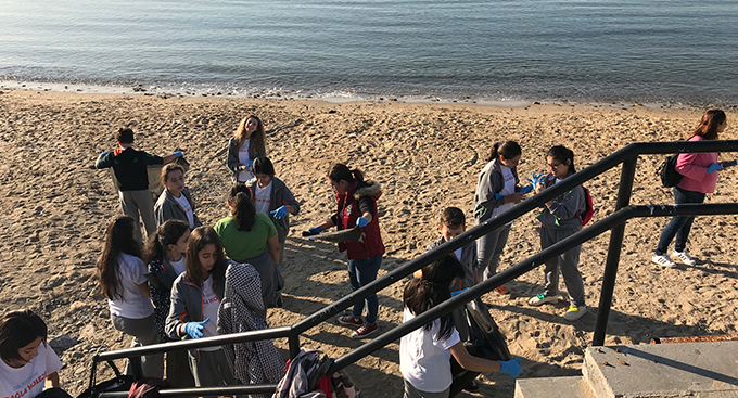 Özel Çağla Koleji öğrencileri sahildeki çöplerin temizlenmesine katkı sağladı