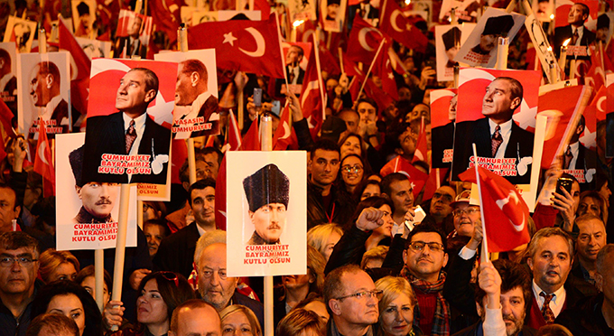 Kadıköy’de yüz binler “Yaşasın Cumhuriyet” sloganlarıyla yürüdü