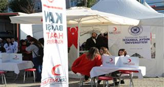 İstanbul Aydın Üniversitesi’nde kurulan Kızılay çadırına yoğun ilgi