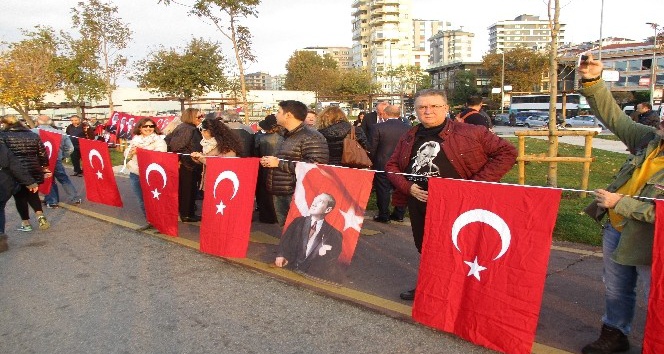 Kadıköy’de binlerce vatandaş, “Ata’ya saygı zinciri oluşturdu