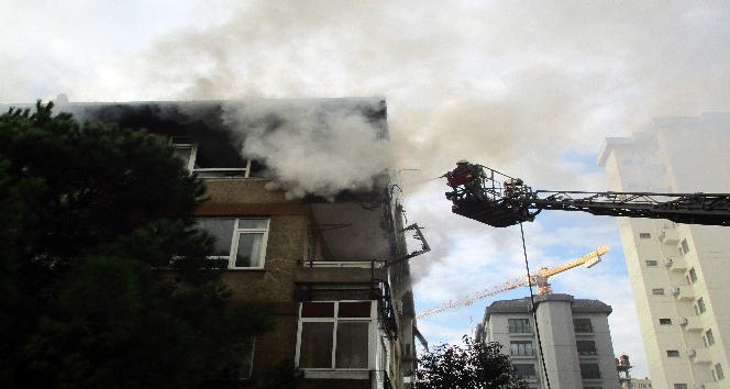 Kadıköy’de 4 katlı bir binada yangın paniği yaşandı