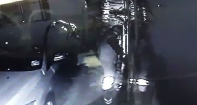 Ümraniye’de özel halk otobüsünden mazot çalan hırsız kameraya yakalandı