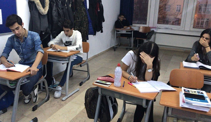 Ahmet Şimşek Öğrencileri Üniversiteye Kütüphane ortamında hazırlanıyorlar