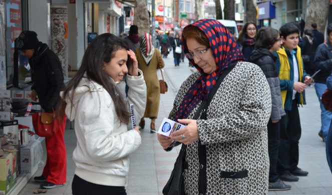 Ahmet Şimşekli öğrenciler broşür dağıtarak kadın haklarına dikkat çektiler