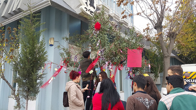 Ahmet Şimşekli öğrenciler çeşitli mesajlar yazarak Hoşgörü Ağacına astılar