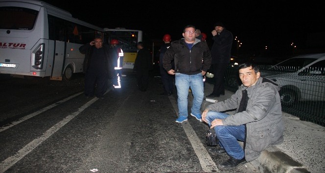 Havalimanı çalışanlarını taşıyan servis kaza yaptı: 8 yaralı