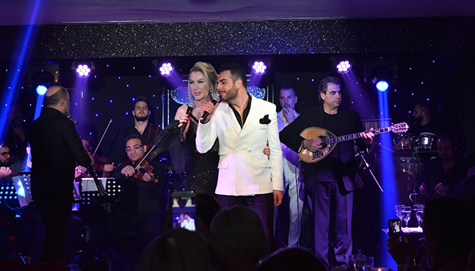 Seda Sayan Yunan şarkıcı Cefi’yle birlikte sahnelere geri döndü