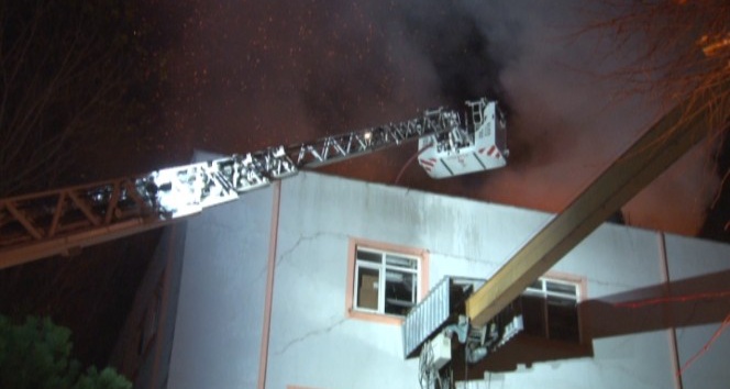 Ümraniye’de bir mobilya fabrikasının çatısında yangın çıktı