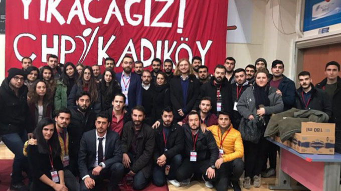 Kadıköy’de CHP’li gençler kongrede salonu terk ettiler
