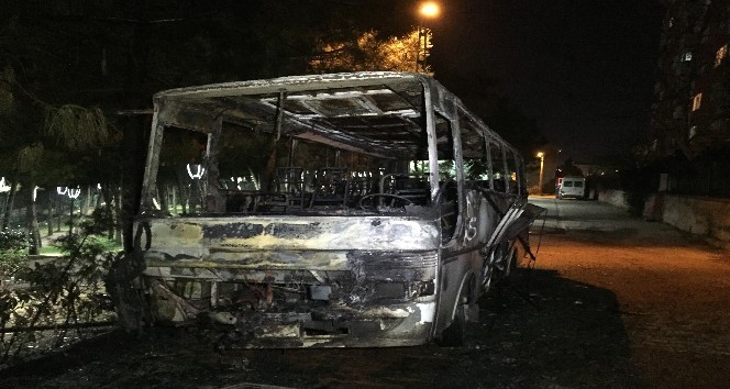 Ümraniye’de park halindeki otobüs alev alev yandı