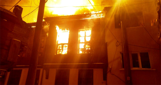 Üsküdar’da bir binada çıkan yangın paniğe neden oldu