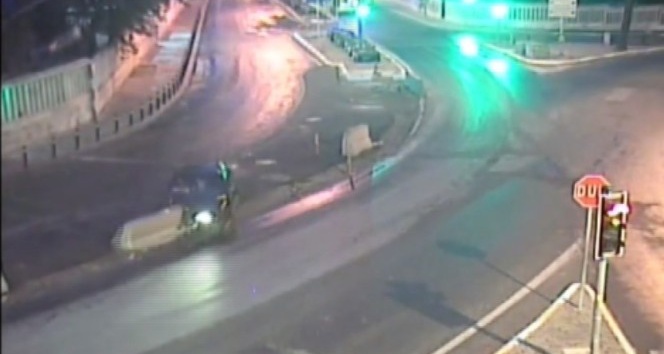 Sürücünün beton bariyere çarptığı kaza anı kameraya yansıdı