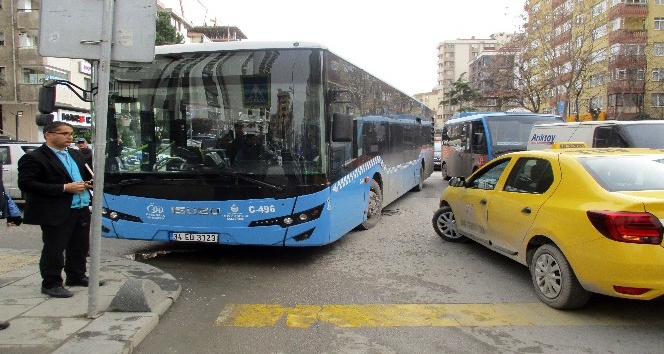 Kadıköy’de halk otobüsü ve ticari taksi çarpıştı: 1 yaralı