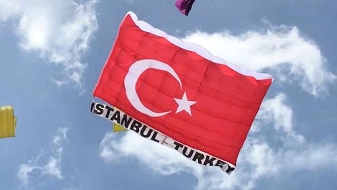 Dev Türk Bayrağı Uçurtma Tayland semalarını süsledi