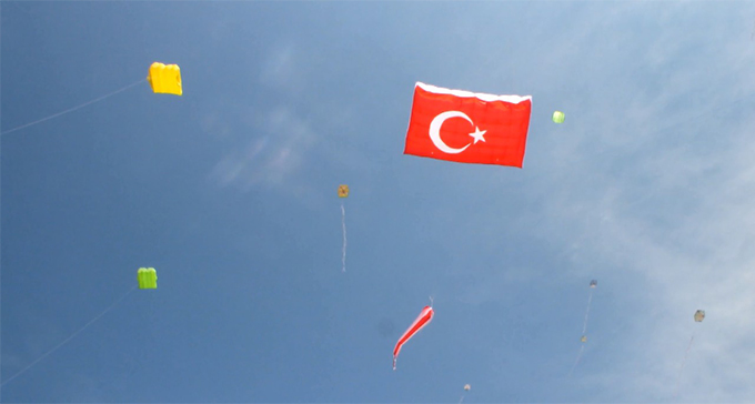 60 metrekarelik dev Türk Bayrağı uçurtması göklerde uçtu