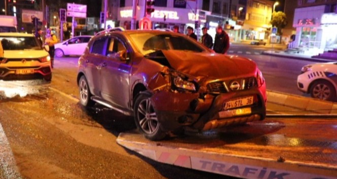 Ataşehir’de ehliyetsiz genç sürücü kaza yaptı: 2 yaralı