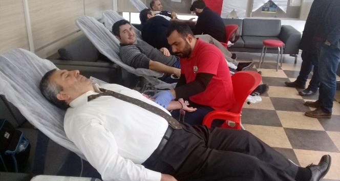 Özel halk otobüsü çalışanları Mehmetçik için kan verdi