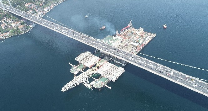 Dünyanın en büyük inşaat gemisi, İstanbul Boğazı’ndan geçiyor