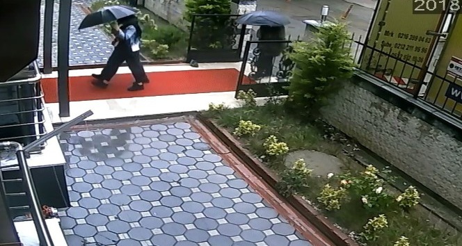 Kartal’da iki daireyi soyan şemsiyeli hırsızlar kamerada