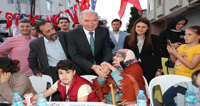 Başkan Uysal Ataşehirlilerle sokak iftarında buluştu