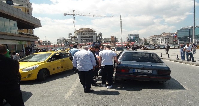Taksim Meydanı’ndaki kaza trafiği felç etti
