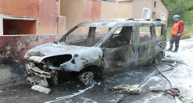 Otomobil alev alev yandı, mahallede büyük panik yaşandı