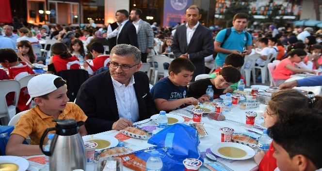 Üsküdar’da ilk defa oruç tutan çocuklar iftar yaptı