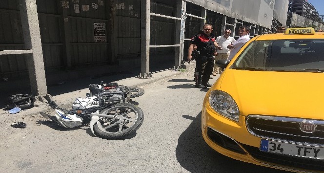 Taksicinin sıkıştırdığı motosiklet sürücüsü iskeleye çarpıp yaralandı