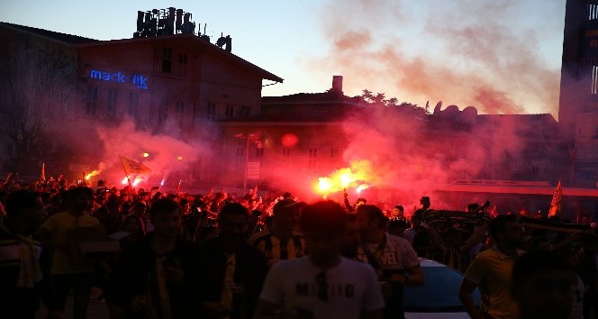 Fenerbahçelilerin, Kadıköy’de Ali Koç coşkusu