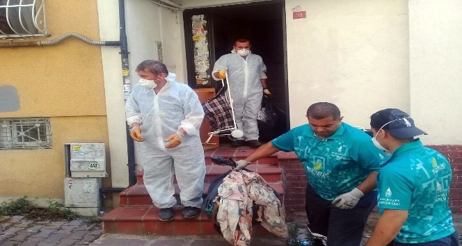 Polis ekipleri, evde 8 ton çöple ve yaşlı kadının cansız bedeniyle karşılaştı