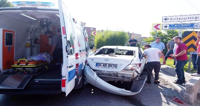 Ambulansı otomobile çarptı: 1 yaralı