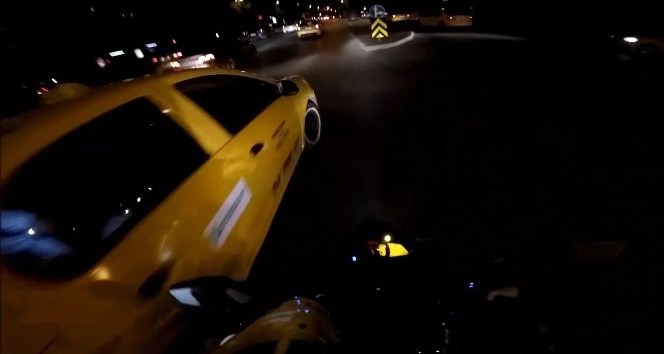 Aniden dönüş yapmaya çalışan taksi, motosiklete böyle çarptı