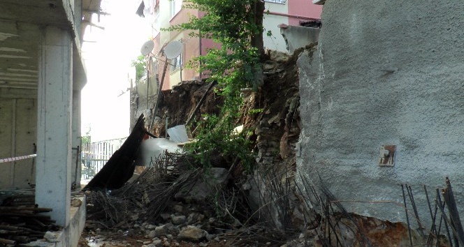 Kartal’da inşaatın istinat duvarı çöktü vatandaş tepki gösterdi