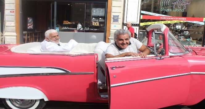 İstiklal Caddesi’ni rengarenk klasik araçlar süsledi