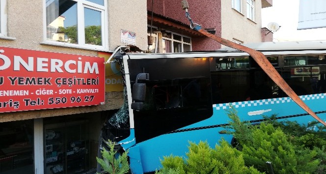 İstanbul’da halk otobüsü binaya girdi: 4 yaralı