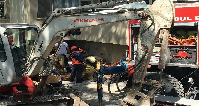 Kadıköy’de kuyuya düşen kamyon şoförünü itfaiye kurtardı